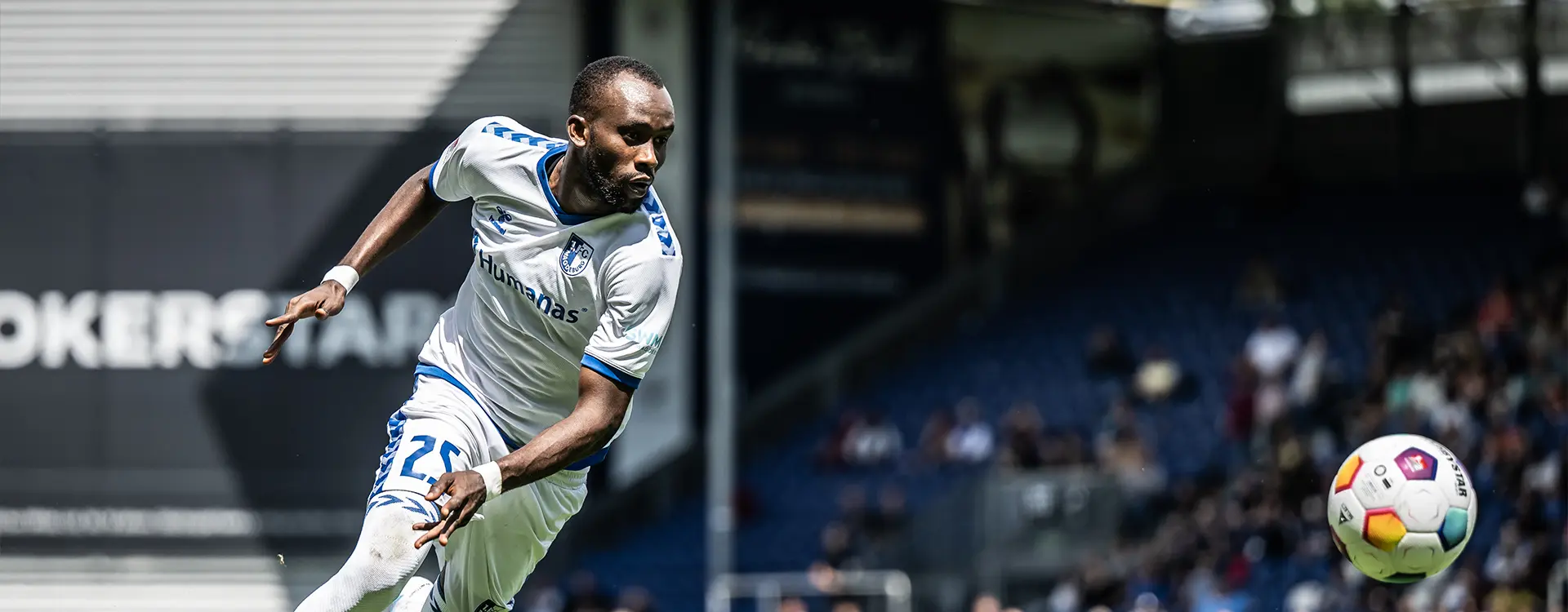Silas Gnaka vom 1. FC Magdeburg läuft auf einen Ball zu. (Foto)