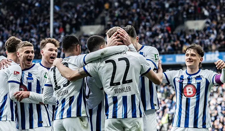 Spieler von Hertha BSC jubeln nach einem Tor. (Foto)