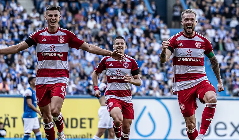 Spieler von Fortuna Düsseldorf jubeln über ein Tor. (Foto)