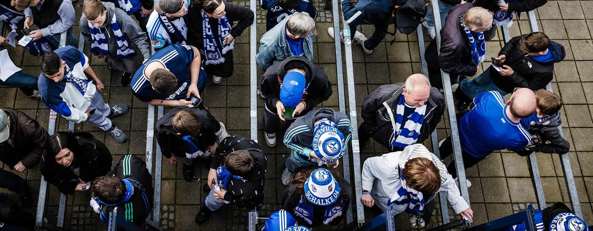 Schalke 04-Fans beim Betreten eines Stadions vor einem Spiel, von oben gesehen. (Foto)