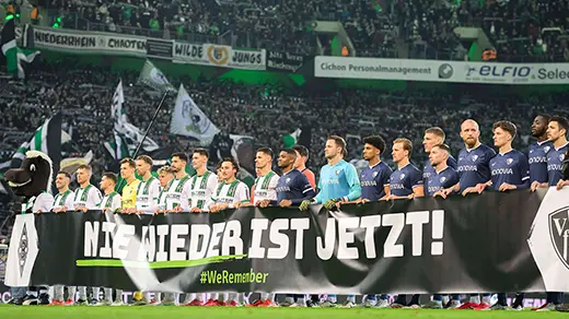 Spieltag 19: Borussia Mönchengladbach - VfL Bochum 1848: Fußballer halten ein Banner mit der Aufschrift "NIE WIEDER IST JETZT"&nbsp; (Foto)