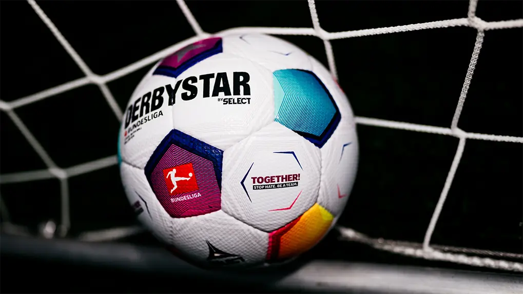Nahaufnahme eines Fußballs, der das Netz trifft, mit dem Logo "TOGETHER! STOP HATE. BE A TEAM."-Logo darauf. (Foto)