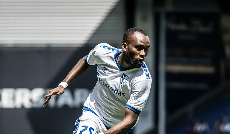 Silas Gnaka from 1. FC Magdeburg&nbsp; running up on a ball. (Photo)