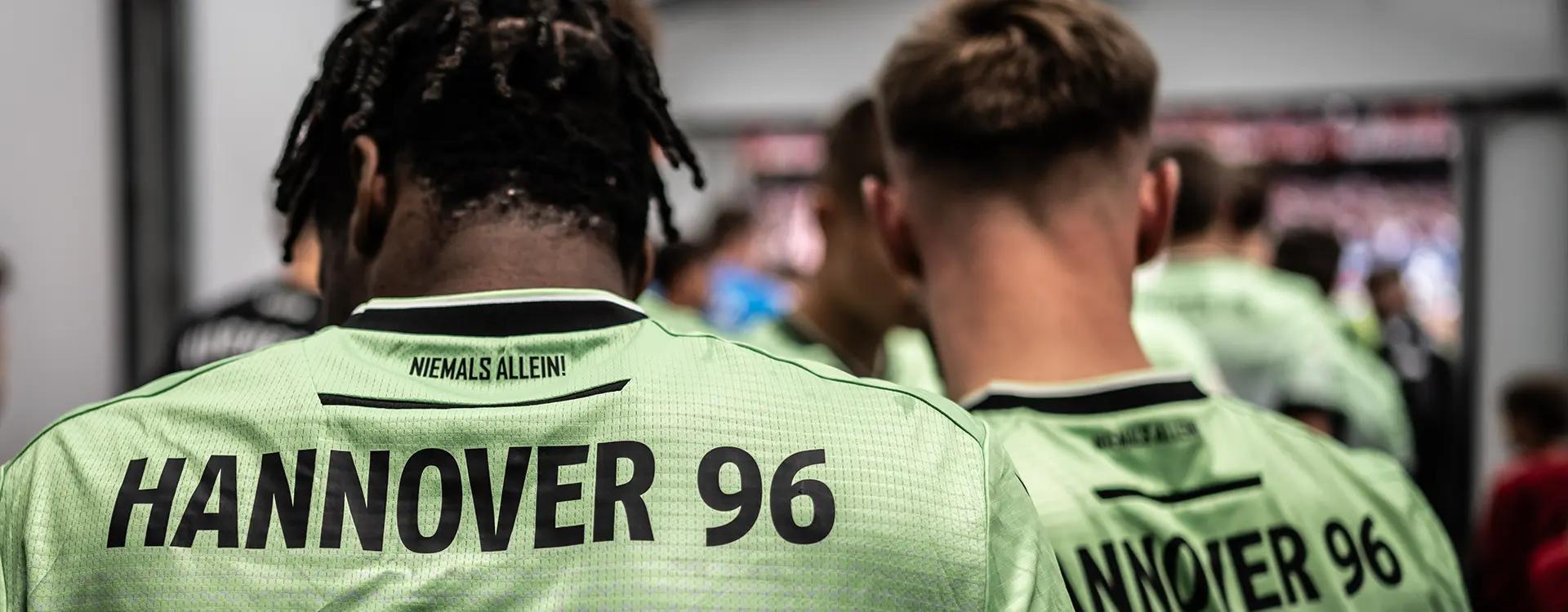 Two players from Hannover 96 in the tunnel to the field with their backs to the camera. (Photo)