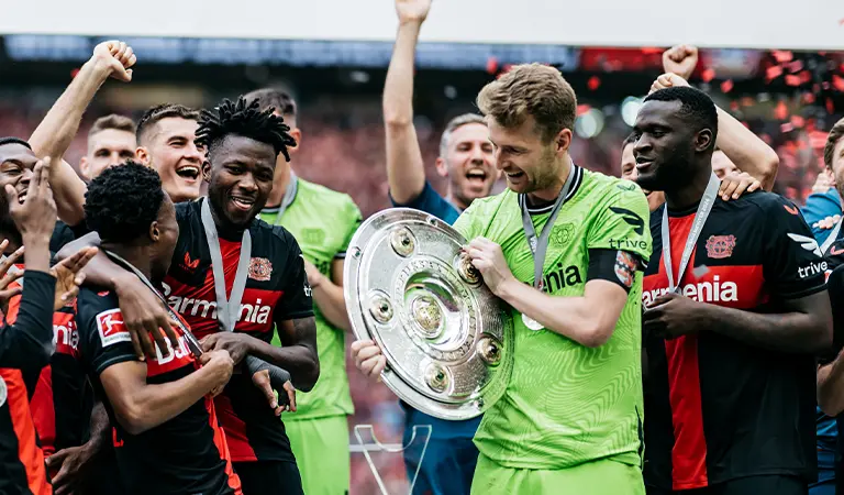 The FC Bayern Leverkusen team celebrates their win with the Meisterschale in their midst. (Photo)