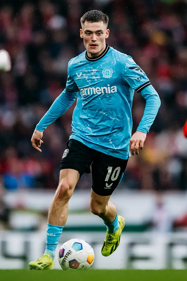 Florian Wirtz in action on the football field in a light blue jersey, running with a football at this feet. (Photo)