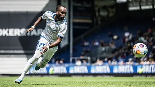 Silas Gnaka from 1. FC Magdeburg&nbsp; running up on a ball. (Photo)