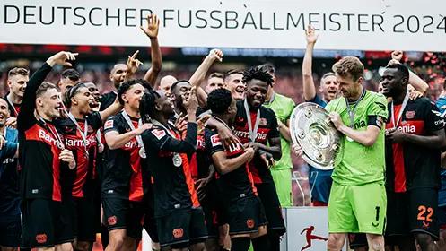 The FC Bayern Leverkusen team celebrates their win with the Meisterschale in their midst. (Photo)