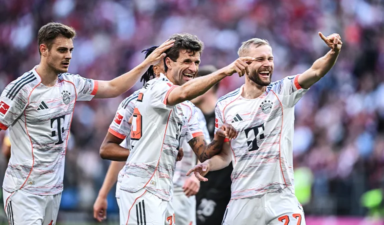 Thomas Müller, Konrad Laimer und Josip Stanišić jubeln gemeinsam. (Foto)