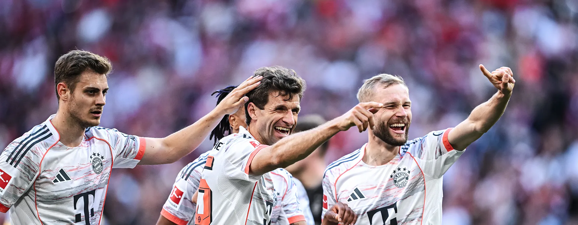 Thomas Müller, Konrad Laimer und Josip Stanišić jubeln gemeinsam. (Foto)