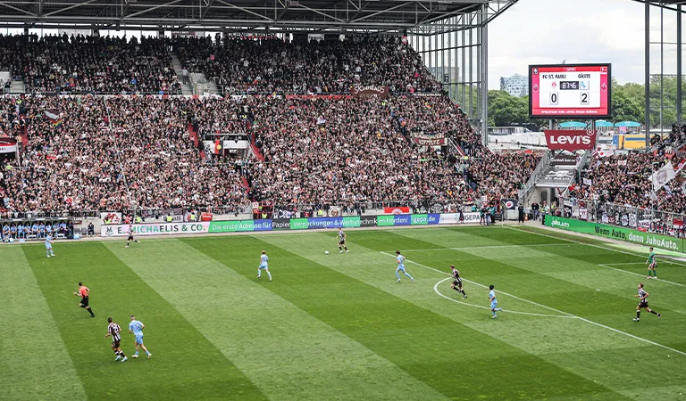 Spielausschnitt der Partie FC St. Pauli gegen den VfL Bochum am Millerntor. (Foto)