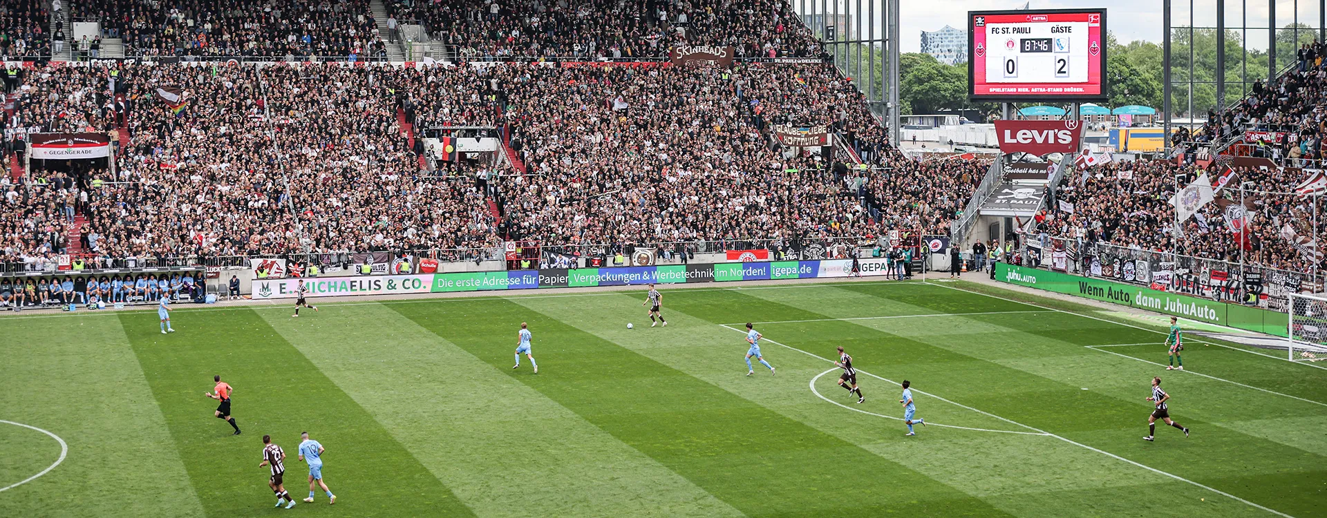 Spielausschnitt der Partie FC St. Pauli gegen den VfL Bochum am Millerntor. (Foto)