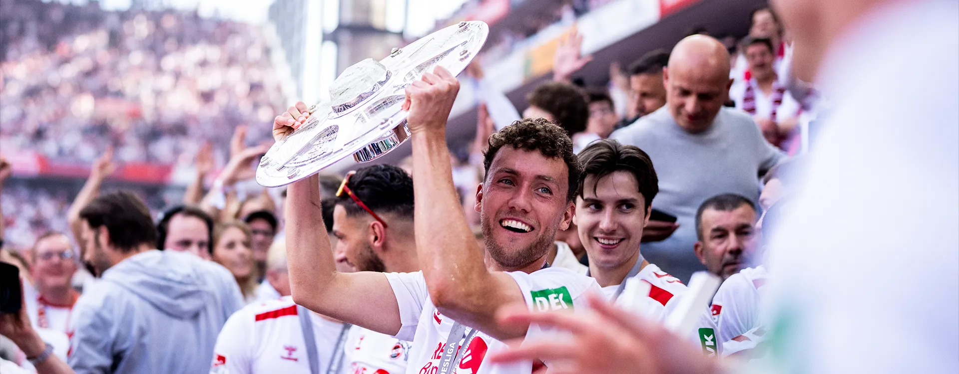 Luca Waldschmidt hebt voller Freude den Pokal zum Gewinn der 2. Bundesliga hoch. (Foto)