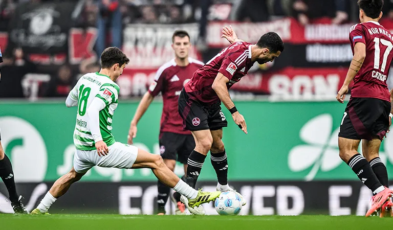 Zweikampf zwischen einem Spieler des 1. FC Nürnberg und Marco Meyerhöfer von der SpVgg Greuther Fürth. (Foto)