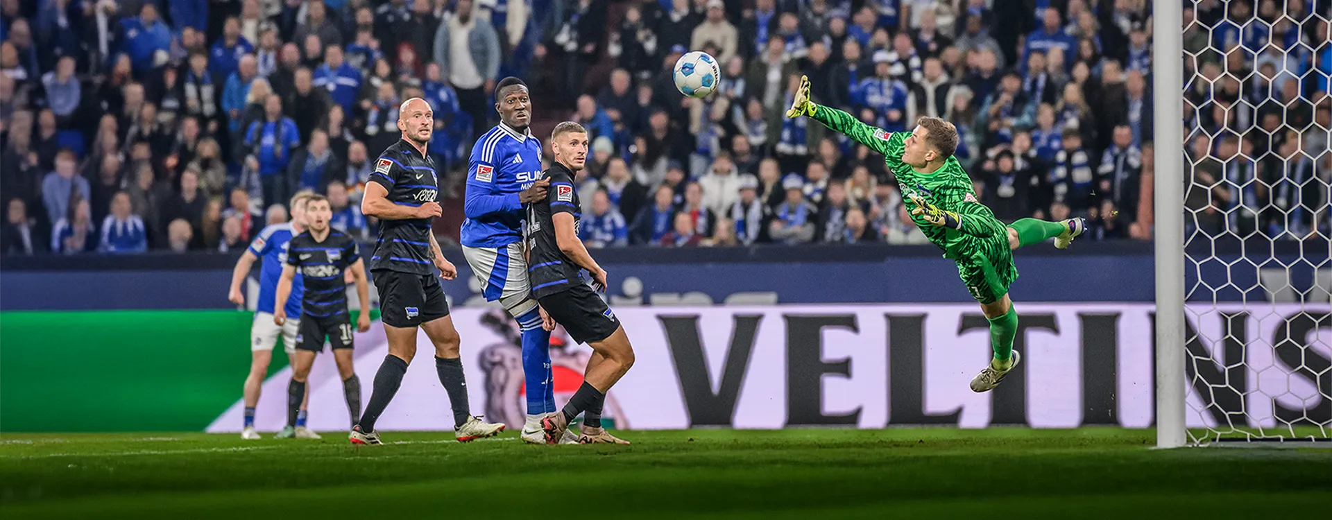 Bryan Lasme von Schalke 04 köpft den Ball in Richtung des Tores der Herthaner. (Foto)