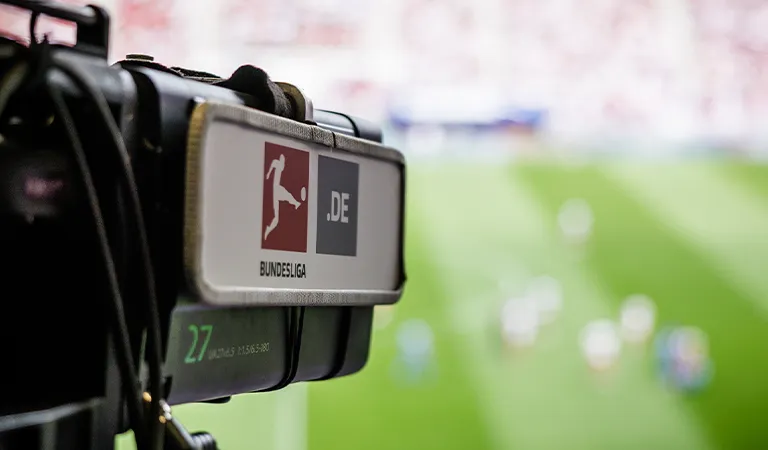 Eine Kamera mit Bundesliga-Schild an der Seite. (Foto)