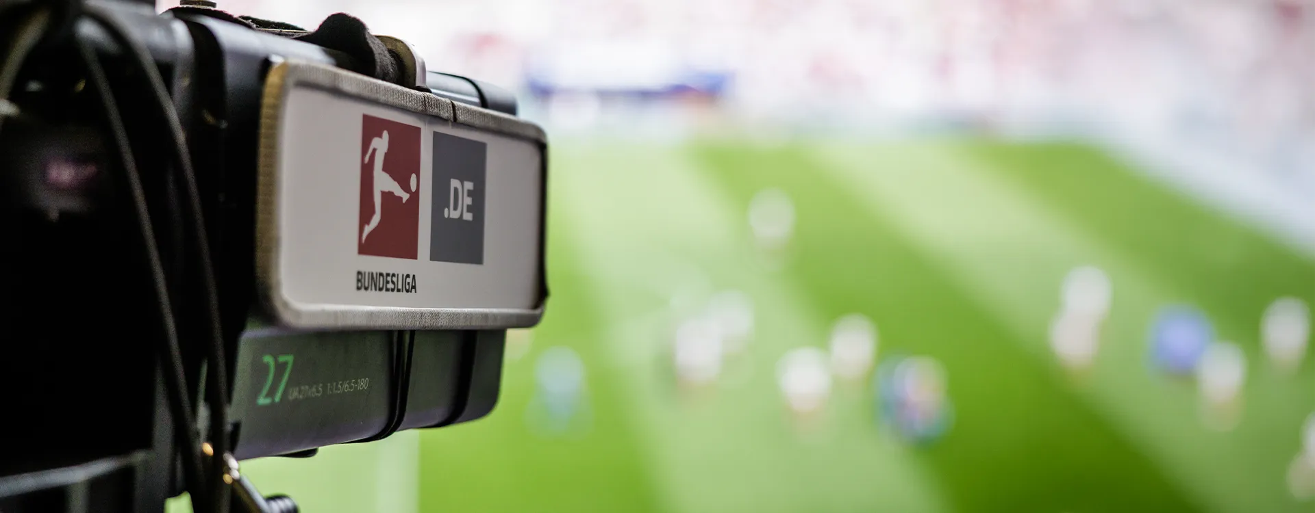 Eine Kamera mit Bundesliga-Schild an der Seite. (Foto)