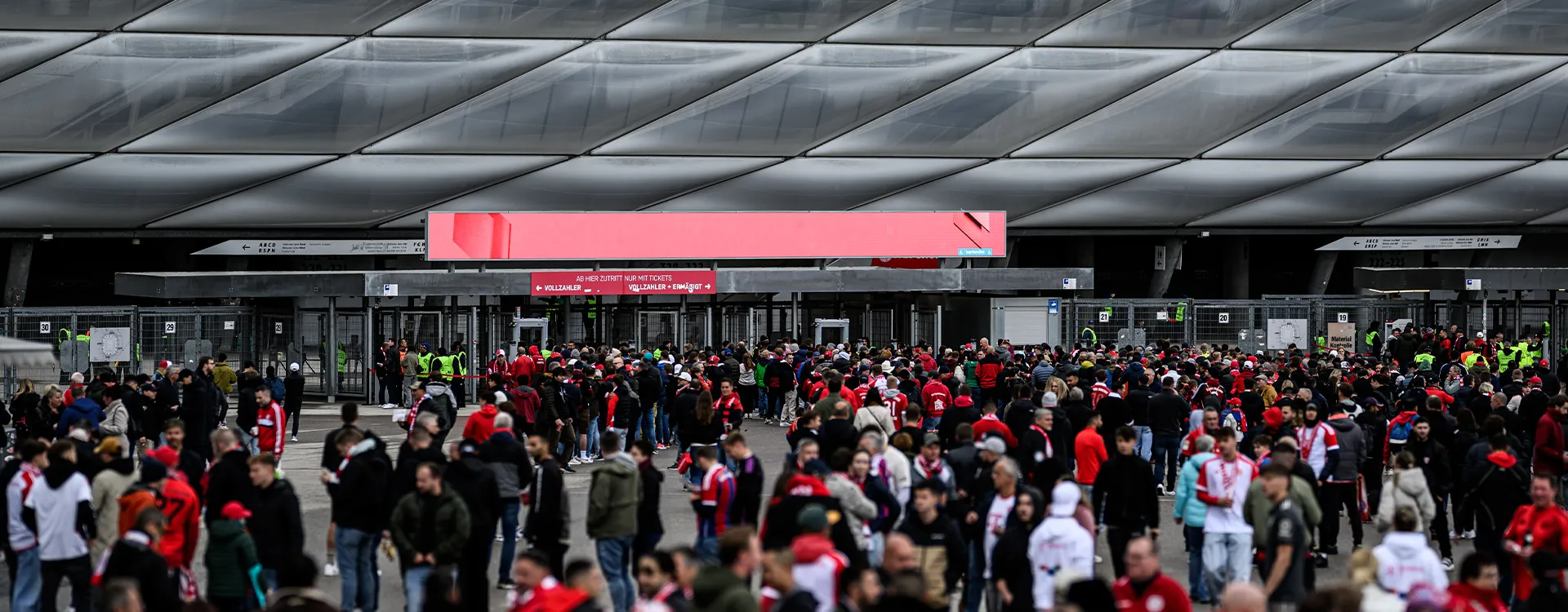 Eingang Süd der Allianz Arena während des Einlasses. (Foto)