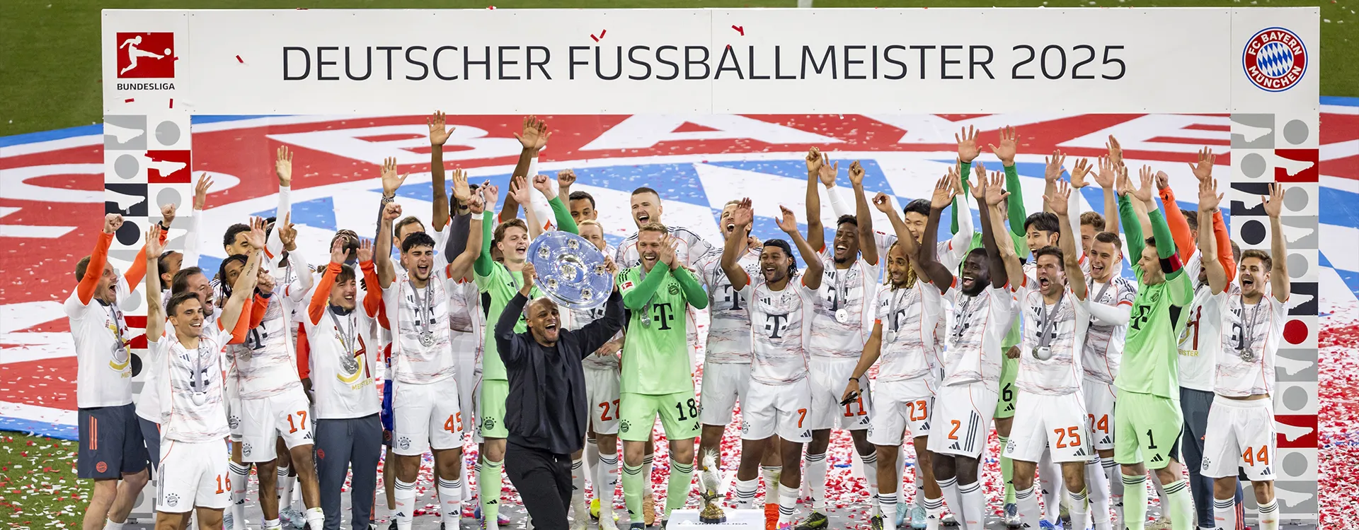 Die Mannschaft vom FC Bayern München bejubelt gemeinsam die Deutsche Meisterschaft 2025. (Foto)