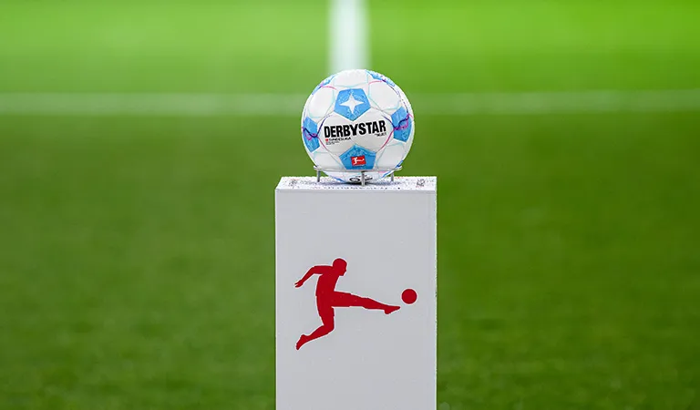 Der Derbystar-Fußball ist auf einer Erhöhung an der Mittellinie zu sehen. (Foto)