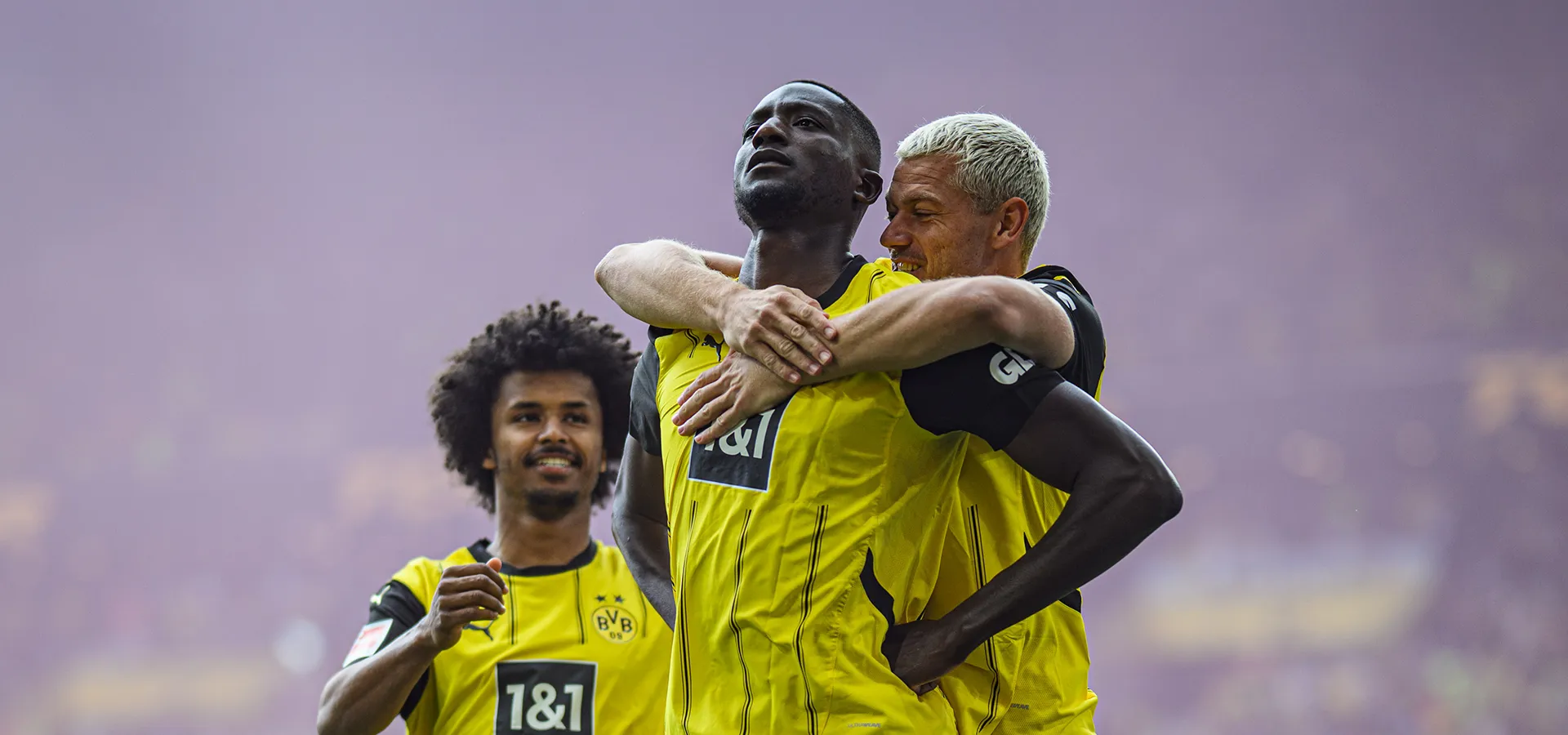 Serhou Guirassy jubelt mit seinen BVB-Teamkollegen Karim Adeyemi und Julian Ryerson (Foto)