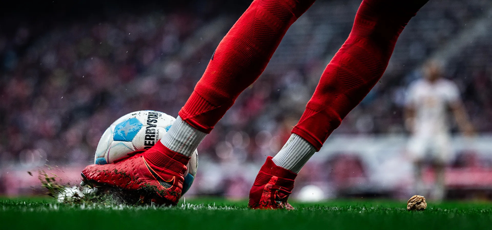 Nahaufnahme eines Ballspiels von einem Spieler mit roten Schuhen (Foto)