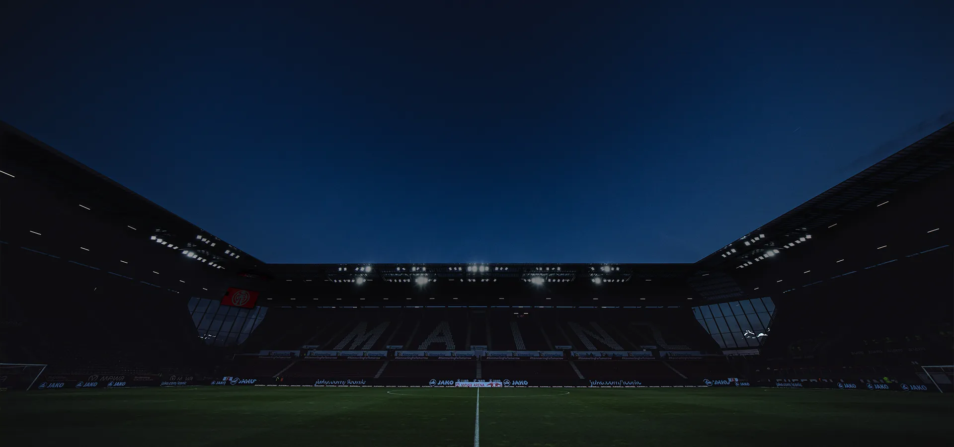 Aufnahme vom Seitenrand der MEWA ARENA bei Dunkelheit mit schwachem Flutlicht (Foto)