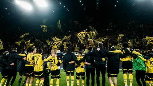 Die Mannschaft von Borussia Dortmund jubelt gemeinsam vor der gelben Wand. (Foto)