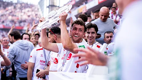 Luca Waldschmidt hebt voller Freude den Pokal zum Gewinn der 2. Bundesliga hoch. (Foto)