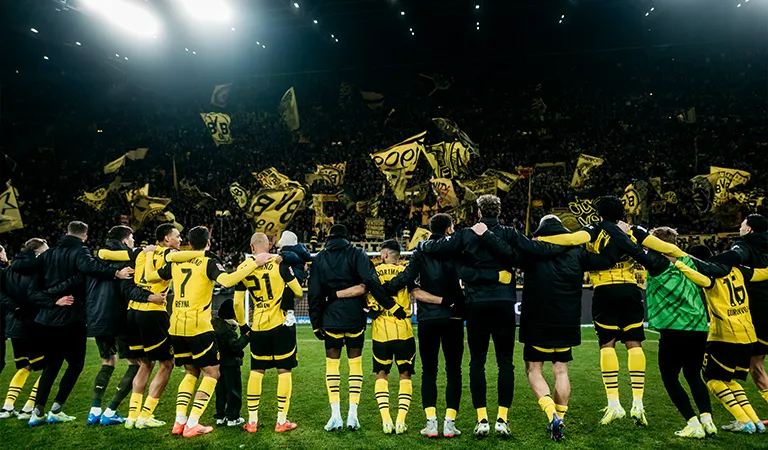 The Borussia Dortmund team celebrates together in front of the yellow wall. (Photo)