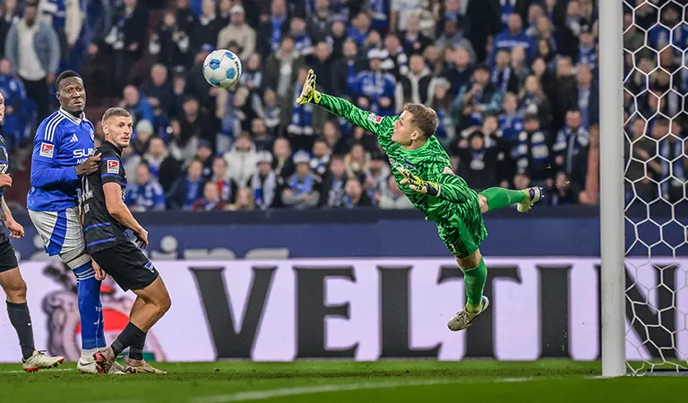 Bryan Lasme of Schalke 04 heads the ball towards Hertha's goal. (Photo)