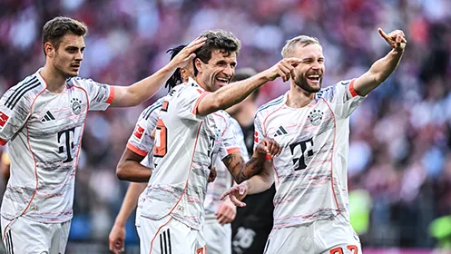 Thomas Müller, Konrad Laimer and Josip Stanišić celebrate together. (Photo)