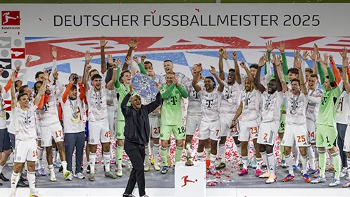 The FC Bayern Munich team celebrates winning the 2025 German championship together. (Photo)